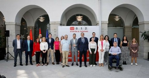Foro de familia de los consejeros con los responsables y trabajadores de Ilunion en el servicio 012