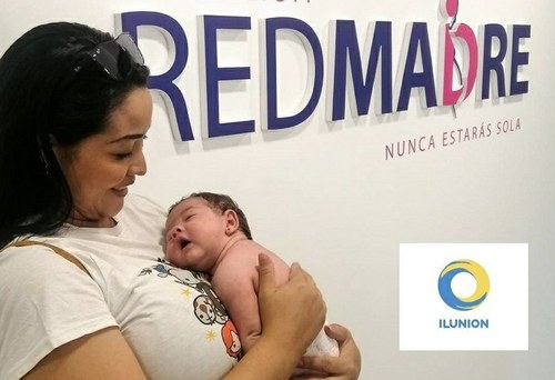 Madre con su bebé en la sede de la Fundación REDMADRE
