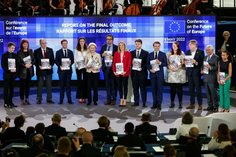 Los líderes europeos con las conclusiones de la conferencia durante la clausura