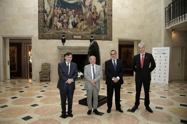 Foto de familia de los responsables del Grupo Social ONCE y los embajadores