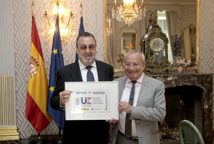 Entrega del cupón al embajador francés