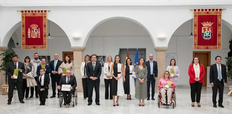 Foto de familia de todos los premiados y las autoridades, con la reina en el centro de la imagen