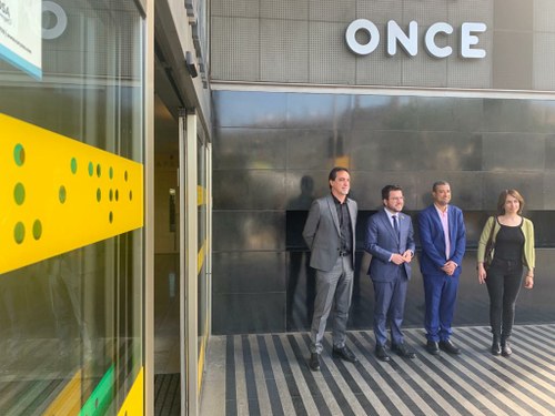Aragonés junto a los responsables de la ONCE en la puerta de la sede de Barcelona