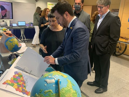 Pere Aragonés toca un mapa en relieve
