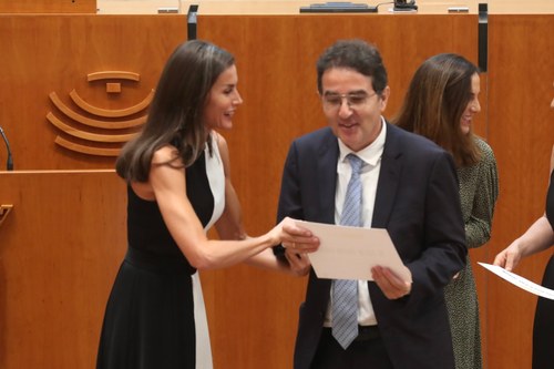 Andrés Ramos recogiendo la mención de manos de la reina