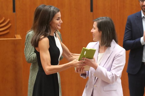 La reina entrega el premio a Raquel Alba
