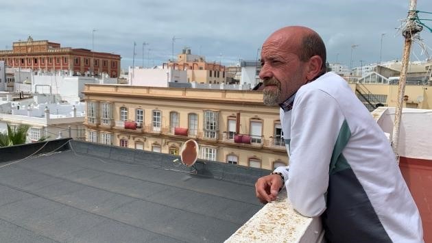 José Jerez, asomado a la azotea de su vivienda en San Fernando (Cádiz)