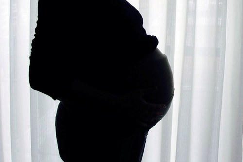 Perfil de una mujer embarazada