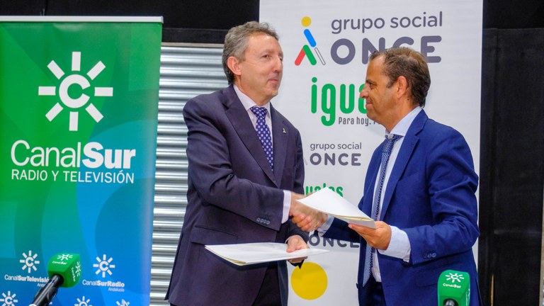Crsitóbal Martínez y Juande Mellado en el momento de la firma del convenio