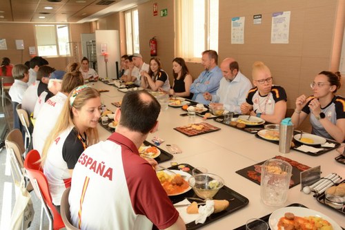 Equipo de atletas paralímpicos junto a responsables de Aldi y del CPE