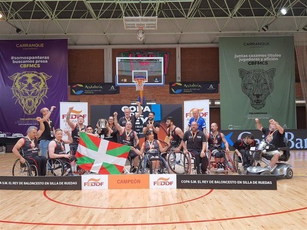 El Bidaideak Bilbao celebra el triunfo en la 44 Copa del Rey