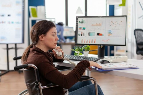 Mujer con discapacidad en su puesto de trabajo