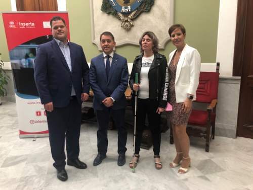 Foto de familia con , José Manuel Bermúdez y Virginia Carcedo en centro, junto a otros representantes del ayuntamiento y de la ONCE