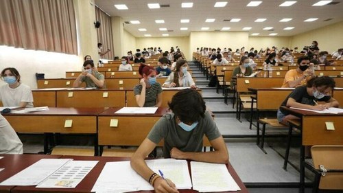 Alumnos realizando la prueba de EVAU