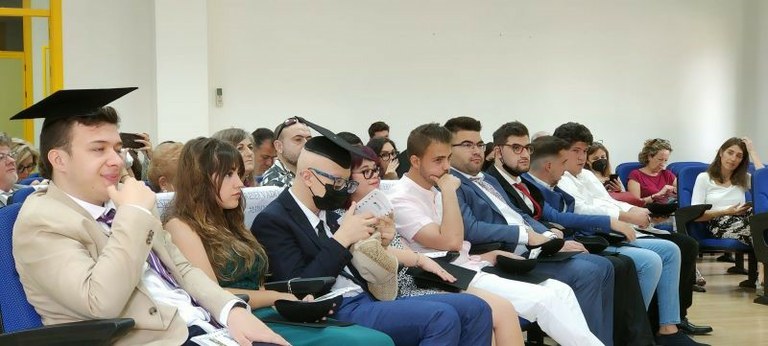 Jóvenes asistentes al acto de graduación