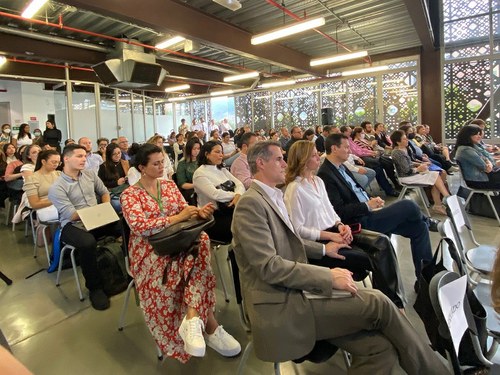 Imagen del público asistente al acto de presentación