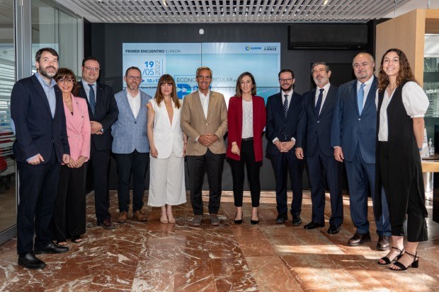 Foto de familia de los participantes en el encuentro