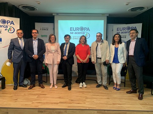 Foto de familia de los participantes en el seminario Europa se acerca a tí en Castilla y León