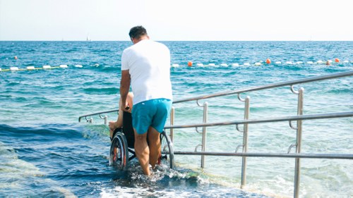 Rampa para personas en silla de ruedas en una playa accesible