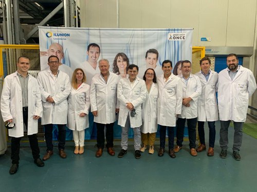 Foto de familia de la visita a la lavandería