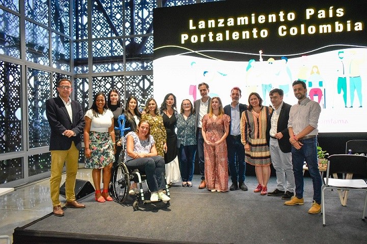 Foto de familia de los participantes de todas las entidades participantes en la presentación de 'Por Talento Colombia'