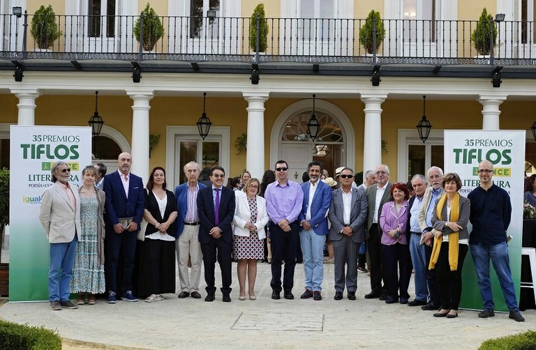 Foto de familia de premiados y jurado