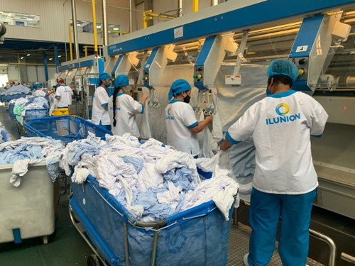 Trabajadores colombianos en la planta de lavandería de Colombia