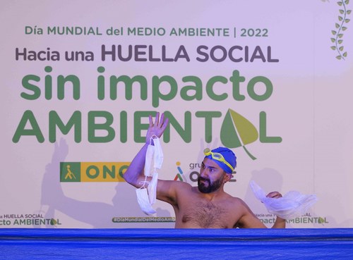 Momento de la actuación de Yllana contra los residuos en los mares