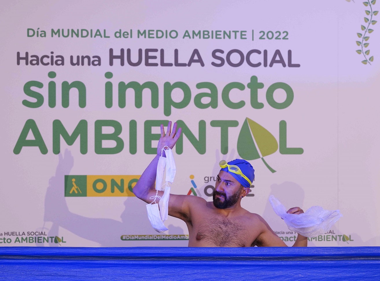 Momento de la actuación de Yllana contra los residuos en los mares