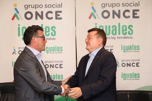 Sayago y Sánchez estrechan las manos tras firmar el XVII Convenio Colectivo