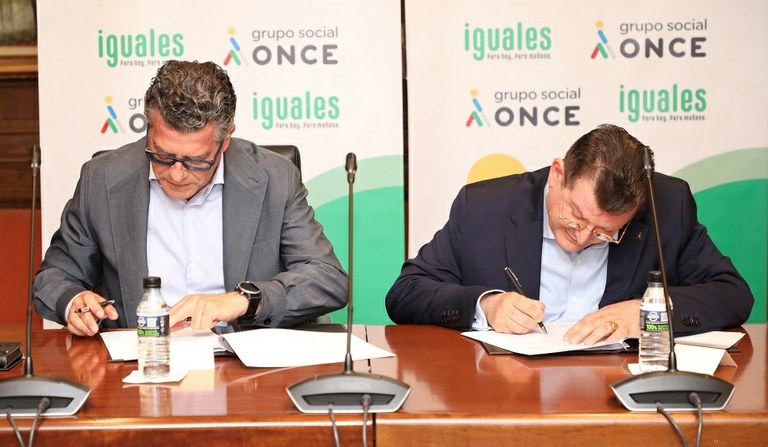 Momento en el que Sayago y Sánchez rubrican el XVII Convenio Colectivo de la ONCE