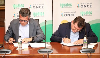 Momento en el que Sayago y Sánchez rubrican el XVII Convenio Colectivo de la ONCE