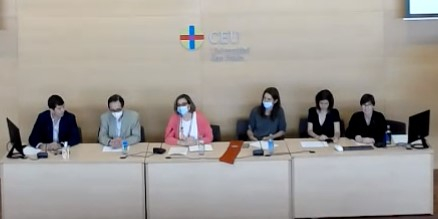 Foto de la mesa del acto de graduación 