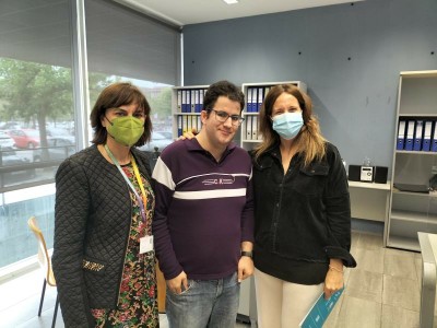 Uno de los alumnos graduados en el centro de la imagen