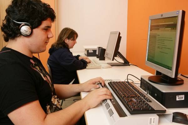 Estudiante ciego en el aula usando un ordenador