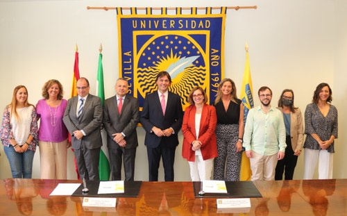 Foto de familia de todos los asistentes a la firma del convenio entre la UPO y Fundación ONCE