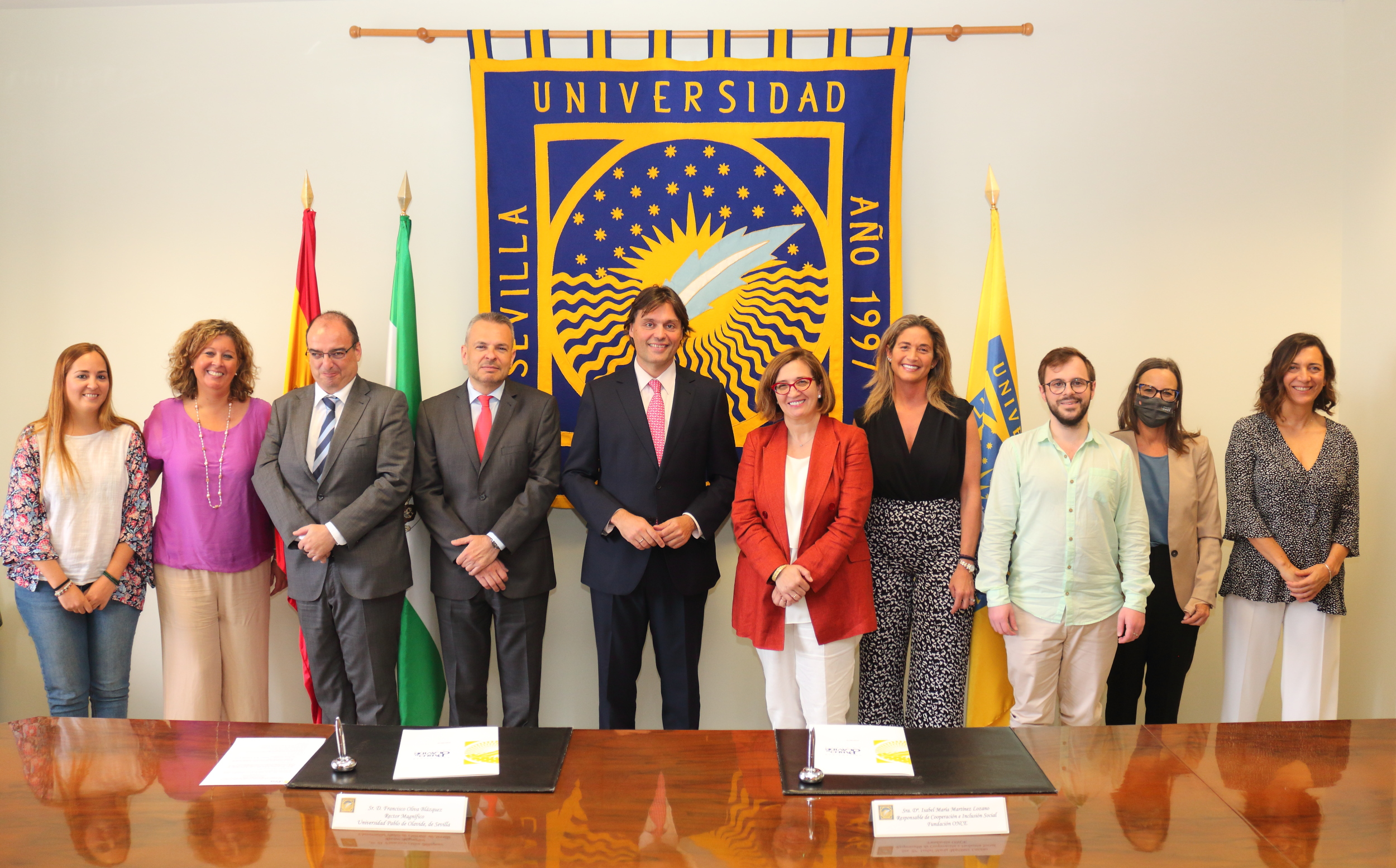 Foto de familia de todos los asistentes a la firma del convenio entre la UPO y Fundación ONCE