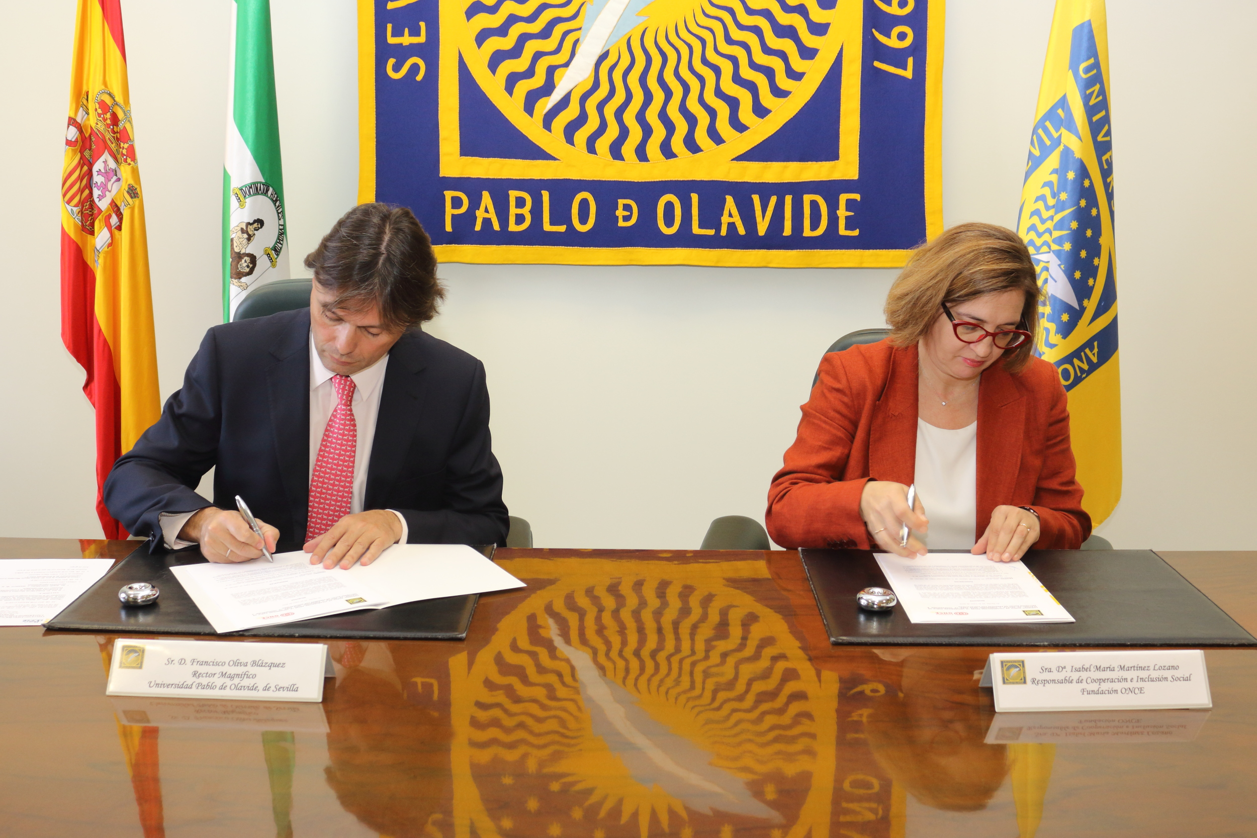 Momento de la firma entre UPO y Fundación ONCE