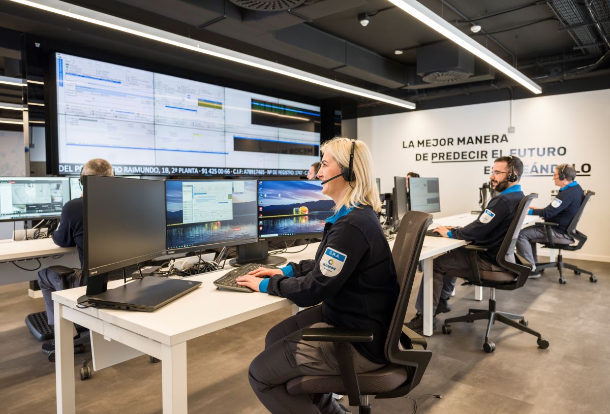 Trabajadores en uno de los centros de Ilunion Seguridad