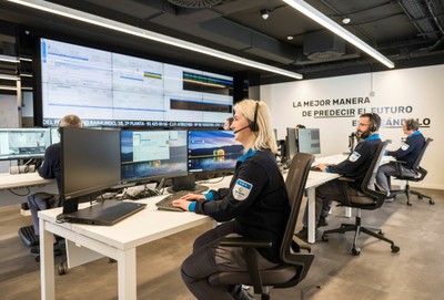 Trabajadores en uno de los centros de Ilunion Seguridad