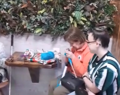 Una de las tejedoras de la ONCE en plena actividad