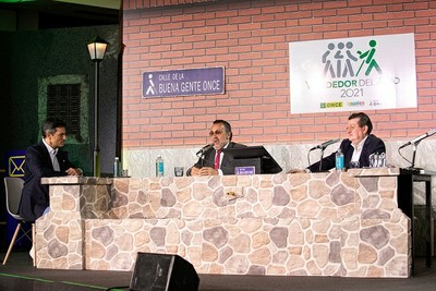 De izq a dcha: Luis Larrodera, Miguel Carballeda y Ángel Sánchez durante la gala