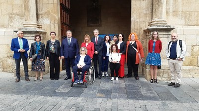 Foto de familia de los patronos, patronas y autoridades de la Diputación