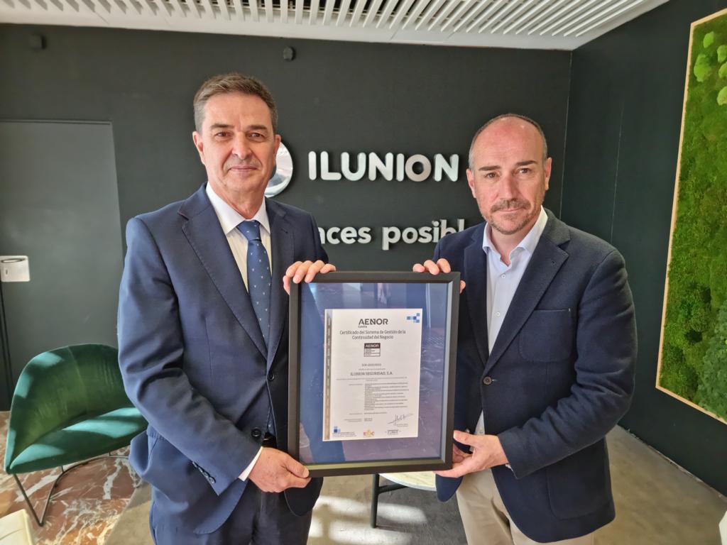 Momento de la entrega de la certificación a Ilunion
