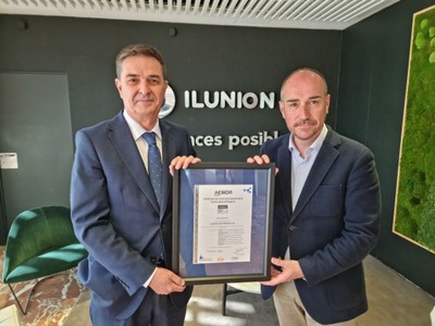 Momento de la entrega de la certificación a Ilunion