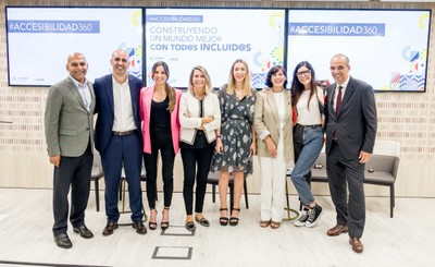 Foto de familia de los participantes en la jornada  sobre la accesibilidad 360º