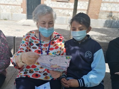 Usuaria del centro de día muestra la carta escrita por la pequeña alumna del colegio que participa en el proyecto Raíces y Alas Usuaria del centro de día muestra la carta escrita por la pequeña alumna del colegio que participa en el proyecto Raíces y Alas