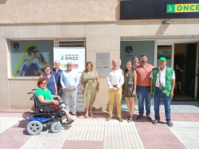 Foto de familia de las autoridades y participantes en el acto de homenaje a Miguel Hernández
