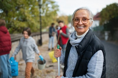 Primer plano de una mujer realizando una actividad de voluntariado
