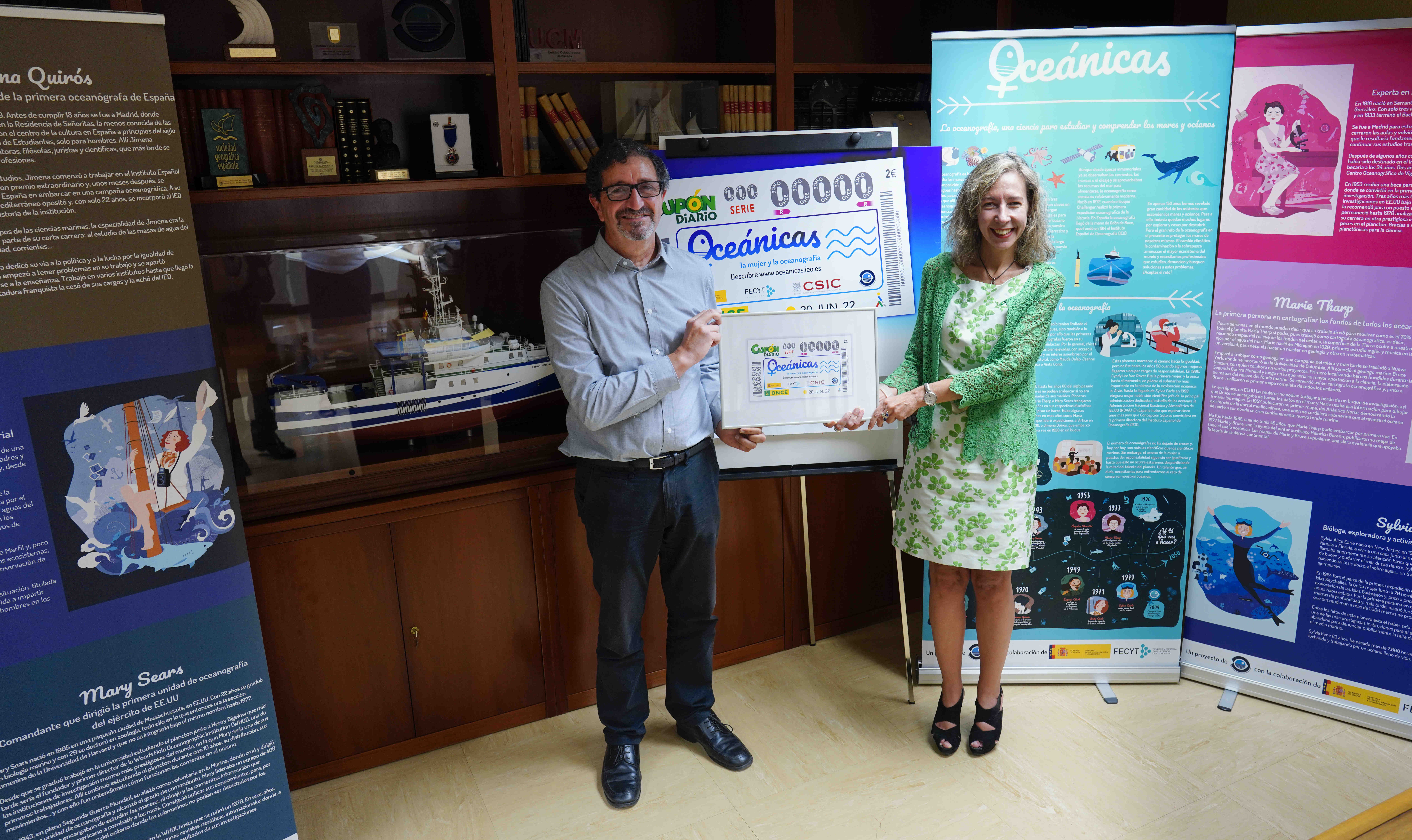 Patricia Sanz y Javier Tomás Ruiz presentan el cupón dedicado a Oceánicas